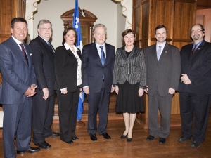 Jean Charest procède à un remaniement mineur.