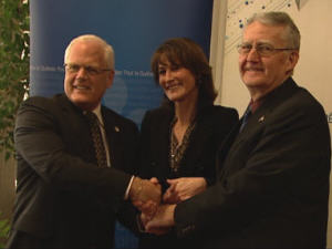 Le ministre responsable du Saguenay-Lac-Saint-Jean Serge Simard, la ministre de l'Immigration et des Communautés culturelles Kathleen Weil et le président de la Conférence régionale des élus du Saguenay-Lac-Saint-Jean, Georges Bouchard