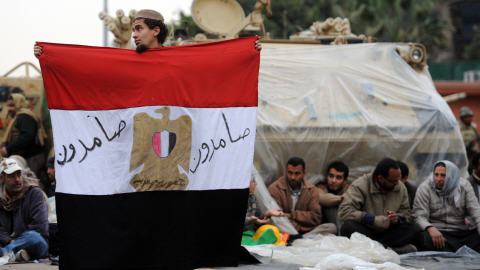 Un manifestant, place Tahrir brandit un drapeau égyptien.