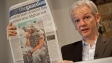 Le fondateur de WikiLeaks, Julian Assange, montre la une du Guardian portant sur des r�v�lations sur la guerre en Afghanistan.