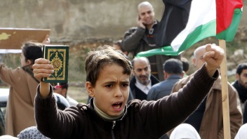 Un jeune Jordanien célèbre le départ d'Hosni Moubarak dans les rues d'Amman.
