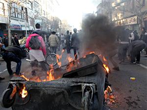 Des milliers de personnes ont manifesté lundi dans les rues de Téhéran.