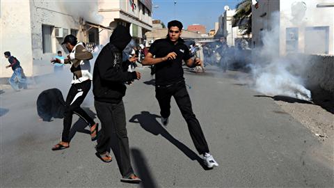 Des manifestants tentent d'échapper à la police dans le village de Biraz, à Bahreïn.