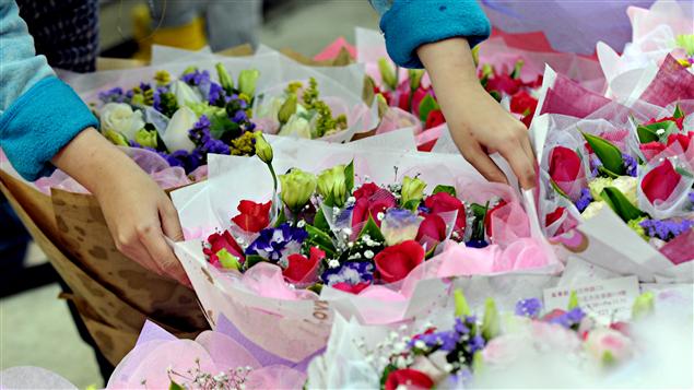 Une Taïwanaise achète des fleurs pour la Saint-Valentin