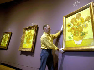 Trois tableaux de la série des Tournesols de Vincent Van Gogh