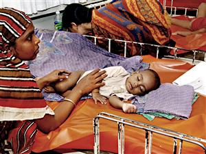 Un enfant et sa mère dans un hôpital de Dacca traitant le choléra, en 2004 