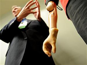 Le bras artificiel présenté dans le cadre de la conférence annuelle de l'Association américaine pour la promotion de la science