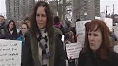 Nancy Poulin et Diane Labelle s'inquiètent pour l'avenir de leurs enfants malentendants.