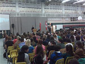 Le journaliste et cinéaste Alexandre Trudeau était de passage au Collège Louis-Riel vendredi.