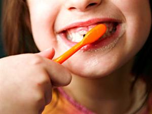Une fillette se brosse les dents