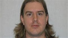 Selon la PPO, Ashley Brent Crawford mesure 5'10', pèse 155 livres, a les cheveux bruns et les yeux bleus.