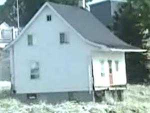 La petite maison blanche résistant à la force des courants devient rapidement un symbole pour la population éprouvée.
