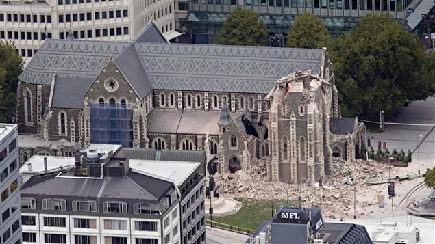 Le tremblement de terre a détruit le clocher d'une église.