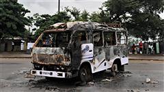 Un autobus incendi� dans le district d'Abobo d'Abidjan, un jour apr�s de violents affrontements (23 f�vrier 2011)