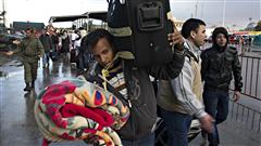 Des ressortissants tunisiens tentent de quitter la Libye pour rentrer dans leur pays (23 février 2011).