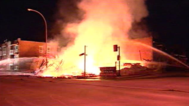 Montréal : le feu ravage un immeuble de condominiums en construction à l'angle des rues Chabanel et Lajeunesse.