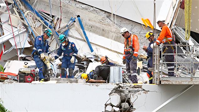 Des secouristes fouillent les décombres à Christchurch, malgré le peu d'espoir de retrouver des survivants.