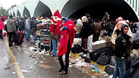 La situation est chaotique à l'aéroport de Tripoli, selon des passagers ayant réussi à quitter la Libye.