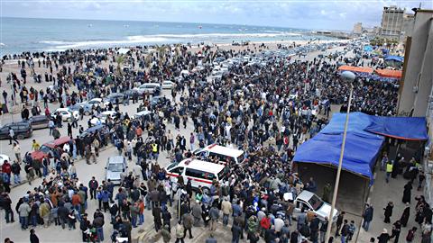 Des résidents de Benghazi sont rassemblés près d'un palais de justice mercredi.