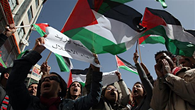 Des Palestiniens manifestent dans la ville de Ramallah, en Cisjordanie (24 février 2011)