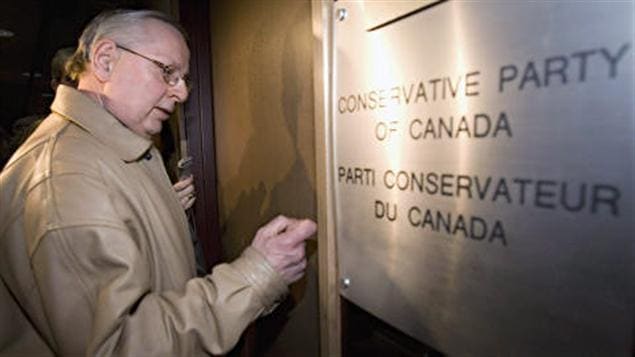 Un agent enquêteur d'Élections Canada cogne à la porte des bureaux du Parti conservateur du Canada à Ottawa le 15 avril 2008.