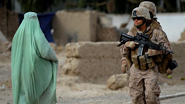 Des soldats américains patrouillent dans une ville afghane.