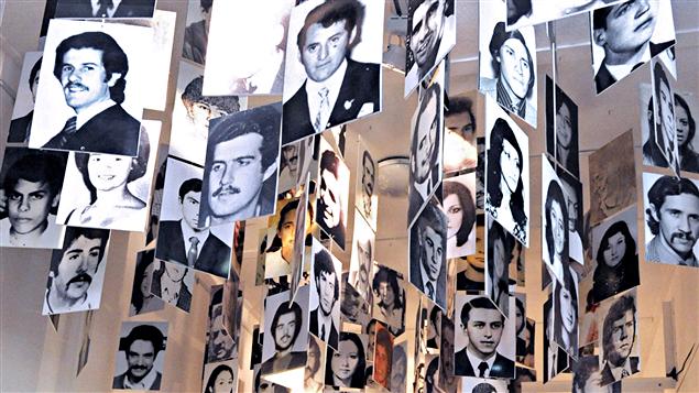 Des photos des disparus sont accrochées au plafond du « musée de la mémoire ».