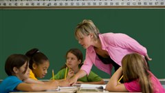 Une professeure et ses élèves