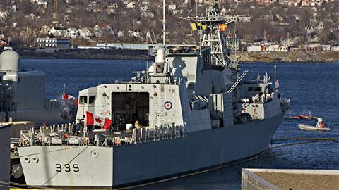 Le NCSM Charlottetown, amarré au port d'Halifax, le 1er mars 2011