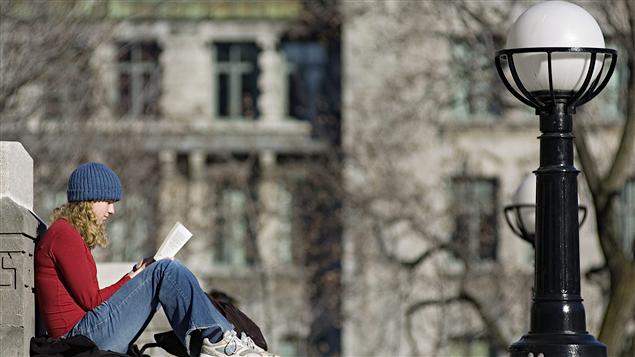Une étudiante sur le campus de McGill