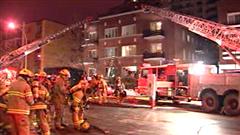 Pompiers devant l'édifice en feu