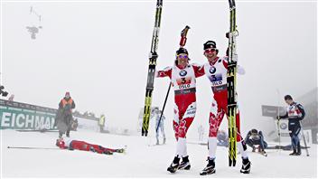 Devon Kershaw et Alex Harvey triomphant devant leurs adversaires, qui ont la mine basse