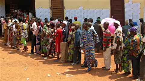 Une file d'électeurs à Bangui