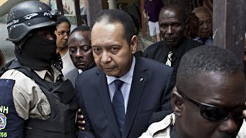 Jean-Claude Duvalier escorté par des policiers, le 18 janvier 2011