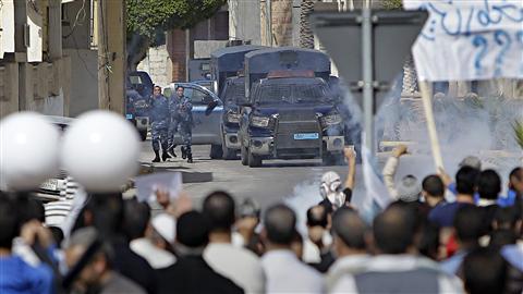 Les forces fidèles au colonel Kadhafi ont utilisé des gaz lacrymogènes pour disperser des manifestants à Tripoli.
