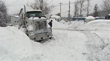 Un camion de ciment coincé dans la neige.