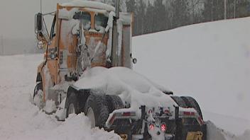 Une remorque coincée dans la neige.