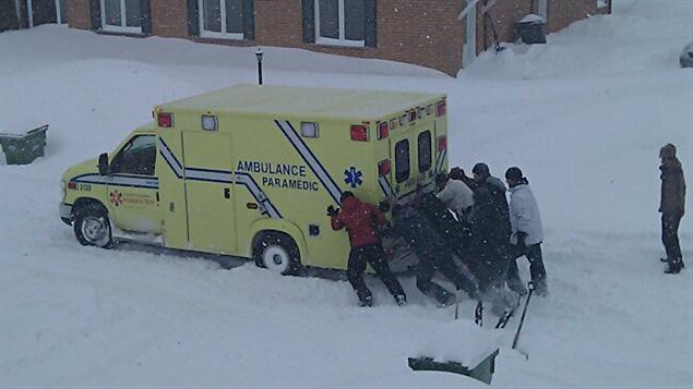 Une ambulance est restée prise dans la neige dans le secteur Rock Forest.