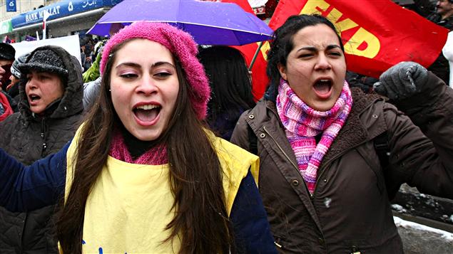 Des femmes turques dénoncent les crimes d’honneur à Ankara à l’occasion de la Journée internationale de la femme.