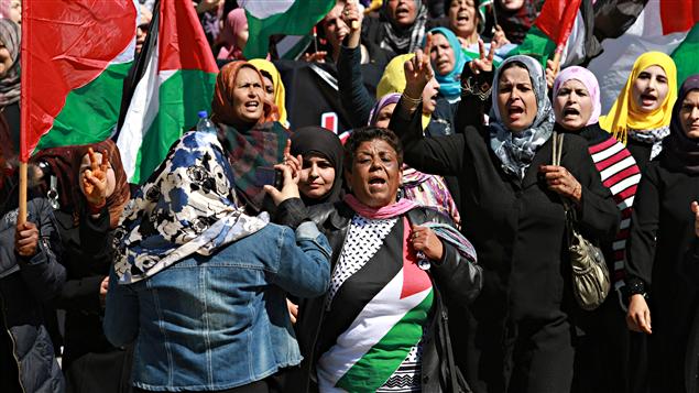 Palestinas participan en manifestación por el Día Internacional de la Mujer. 
