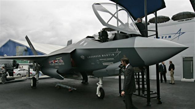 Un chasseur F-35 en démonstration dans une exposition aérienne en Grande-Bretagne.