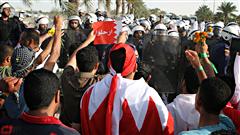 Des manifestants devant des policiers à Manama