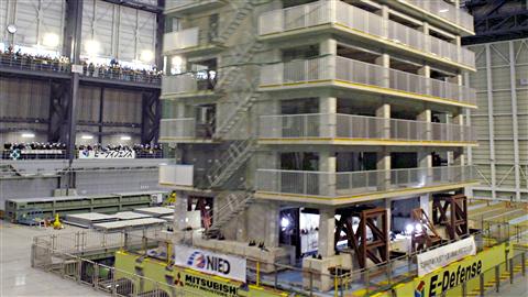 Des simulations de séisme sont testées sur cet immeuble à Miki au Japon, le 13 janvier 2006.