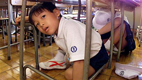 Un écolier japonais participe à un exercice d'évacuation le 1er septembre 1999 à Tokyo.