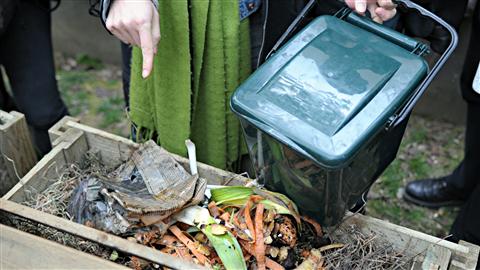 Les déchets organiques peuvent servir à faire du compost.