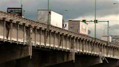 Camions sur le pont Champlain