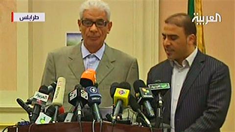 Le ministre libyen des Affaires étrangères, Moussa Koussa (à gauche) était accompagné d'un traducteur pour son annonce.