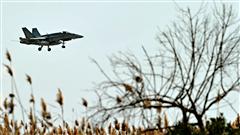 Un F18 canadien, qui participe à l'opération militaire en Libye, s'appête à atterrir à la base en Sicile.