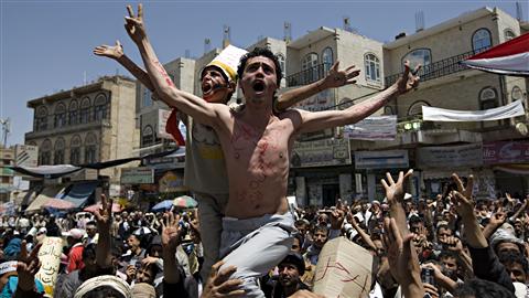 Des manifestants yéménites demandent la démission du président Ali Abdullah Saleh dans les rues de Sanaa.