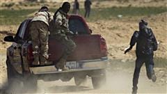 Des insurgés fuient des tirs de mortiers aux abords d'Ajdabiya.